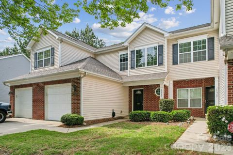 11961 Stratfield Place Circle active home in Carolina Crossing, Pineville, NC
