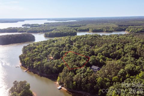 345 Emerald Isle Court active home in Stoney Point Harbor, Lexington, NC