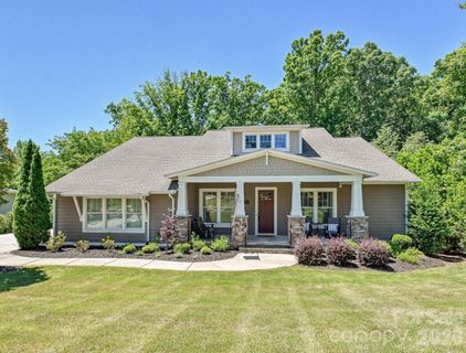 1044 Wessington Manor Lane active home in Springfield, Fort Mill, SC