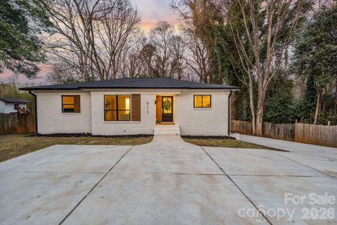 911 E Woodlawn Road pending home in Collins Park, Charlotte, NC