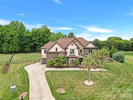 125 Leeward Shoals Lane active home in Chesapeake Pointe, Mooresville, NC