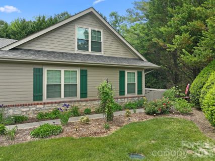 11 Outlook Circle pending home in Craggy View Cottages, Swannanoa, NC