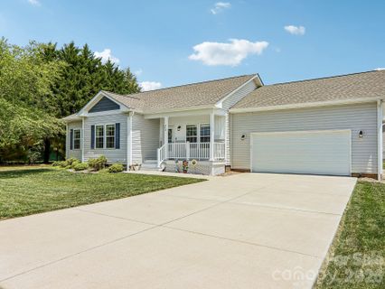 464 Riverwind Drive active home in Riverwind, Hendersonville, NC