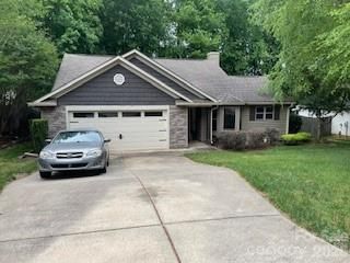 529 Lisa Carol Drive pending home in Foxmoor, Mooresville, NC
