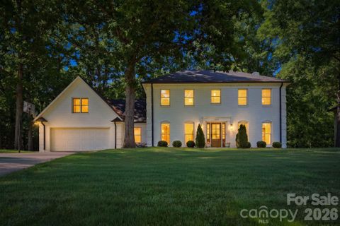 1015 Thistle Court pending home in Stonehaven, Charlotte, NC