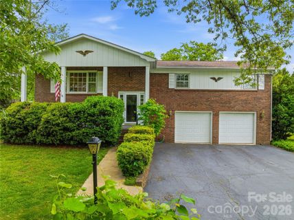 208 Applecross Lane active home in Heatherwood, Hendersonville, NC