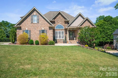 1890 Waterbury Court sold home in Waterford Hills, Hickory, NC