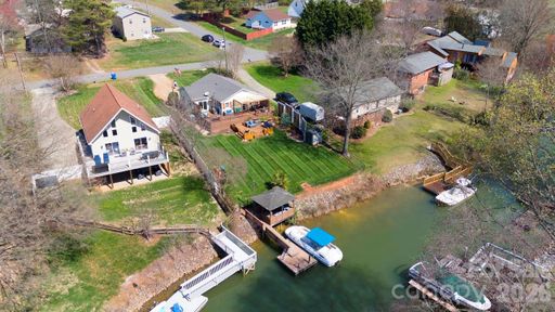 Homes in Commodore Peninsula, Mooresville