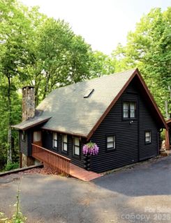 A home in Linville Land Harbor, Newland