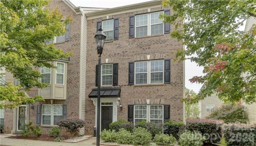 10005 Kings Parade Boulevard active home in Ayrsley, Charlotte, NC