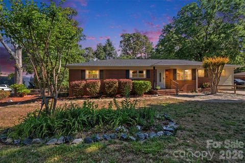 738 Edgemoor Drive pending home in Edgemoor, Mooresville, NC