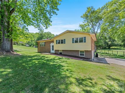 182 Fairway Hills Drive pending home in Fairway Hills, Waynesville, NC
