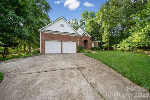 8106 Acton Court pending home in Glencroft, Mint Hill, NC