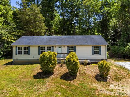 142 Josiah Lane pending home in Clear Creek Meadows, Hendersonville, NC