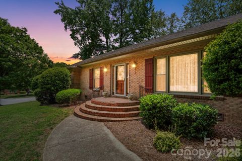 5705 Foxcrest Drive pending home in Farmwood, Mint Hill, NC