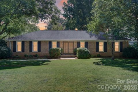 6221 Woodbridge Road pending home in Lake Forest, Charlotte, NC