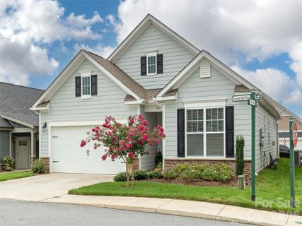 743 Summerfield Place active home in Orchards Of Flat Rock, Flat Rock, NC