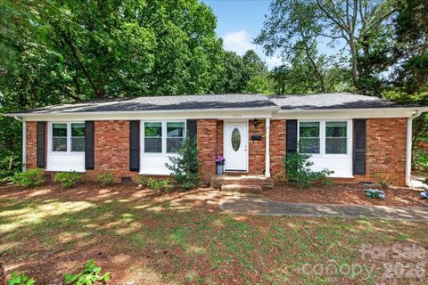 4914 Glenbrier Drive pending home in Coventry Woods, Charlotte, NC