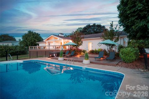 134 W Oakview Road