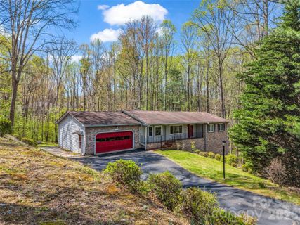 525 Maren Court pending home in Hunters Glen, Hendersonville, NC