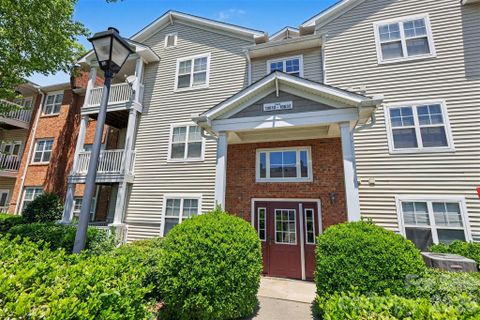 10616 Hill Point Court pending home in Hyde Park, Charlotte, NC