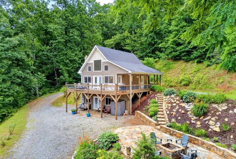 696 Hickory Nut Hollow