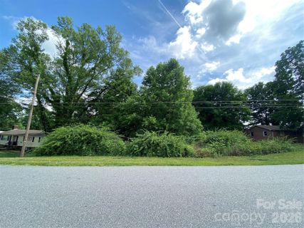 2061 Colonial Lane pending home in Colonial Heights, Hickory, NC