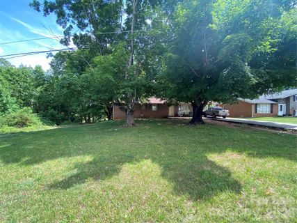 2071 Colonial Lane pending home in Colonial Heights, Hickory, NC