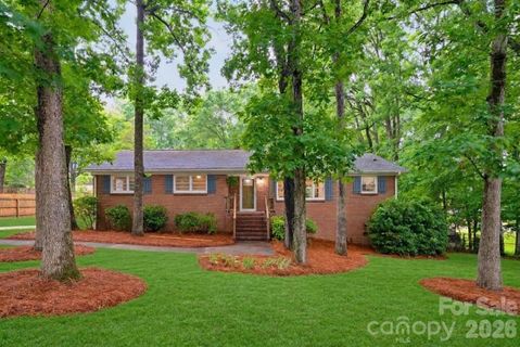 1623 Lumarka Drive pending home in Woodberry Forest, Charlotte, NC