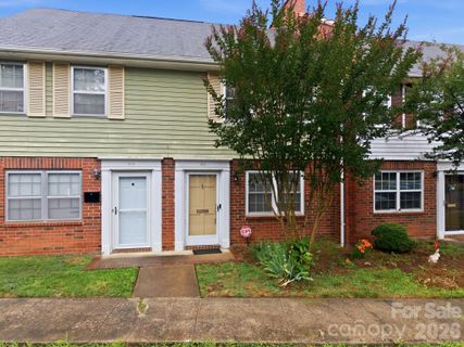 1300 Larchmont Place active home in Wiltshire Village, Salisbury, NC