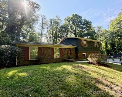 845 Cherokee Place active home in Country Club Acres, Lenoir, NC