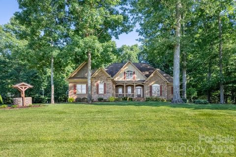 8325 Curico Lane pending home in Irongate, Charlotte, NC