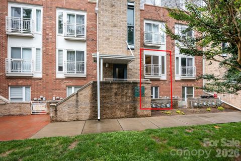 3921 Picasso Court active home in Renaissance Townhome Lofts Condo, Charlotte, NC
