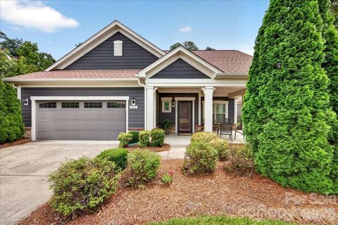 1012 Avalon Place active home in The Courtyards At Emerald Lake, Matthews, NC