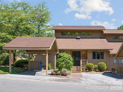 905 Red Oak Drive pending home in The Oaks, Hendersonville, NC