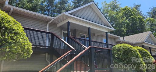 605 Carlyle Way active home in Carlyle Condominiums, Asheville, NC