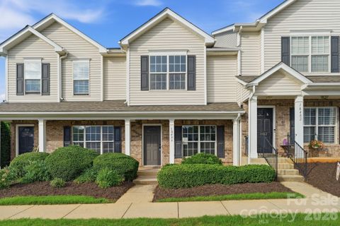 10486 Stokeshill Court sold home in Carolina Crossing, Pineville, NC