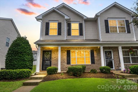 10563 Stoneacre Court active home in Carolina Crossing, Pineville, NC