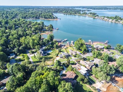 8005 Island View Court pending home in Westport, Denver, NC