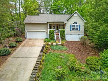 61 Autumn Glen Court active home in Deerlake Village, Brevard, NC