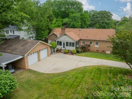 5522 Sharon Road pending home in Beverly Woods, Charlotte, NC