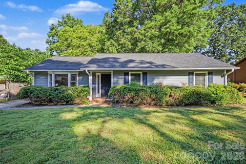 1530 Teddington Drive pending home in Woodford Green, Charlotte, NC