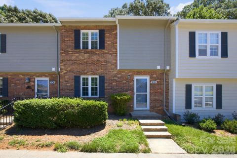 3132 Heathstead Place pending home in Heathstead, Charlotte, NC
