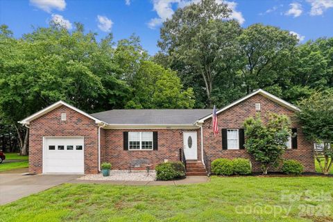 10821 S Hampton Drive pending home in Arlington Forest, Charlotte, NC