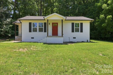 918 Breezewood Drive pending home in Homewood Acres, Charlotte, NC