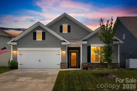 48 Thornberry Road pending home in Cantrell Hills, Hendersonville, NC
