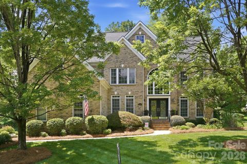 6717 Wesley Glen Drive pending home in The Glen At Wesley Oaks, Waxhaw, NC