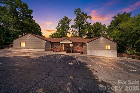 1420 11th Street Drive pending home in Forest Hills, Hickory, NC