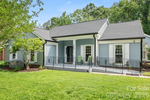 5200 Cressingham Court pending home in Cheverton, Charlotte, NC