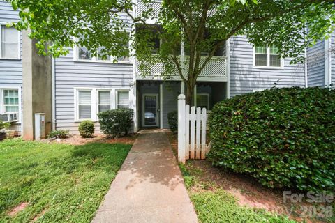 6049 Green Forest Drive pending home in Forest Ridge, Charlotte, NC